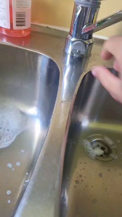 Videon visar försök att koppla in vattenslangen till det lilla röret under diskbänken. Användaren testade olika bussningar och gängstätningstejp, men upplever läckor från båda bussningarna. Söker tips för att undvika läckage.