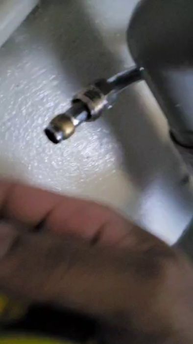 Videon visar en läckande anslutning vid koppling av vattenslang till rör under diskhon. Flera bussningar och gängstätningstejp har använts, men det läcker fortfarande. Behöver tips på hur man får en tät anslutning.