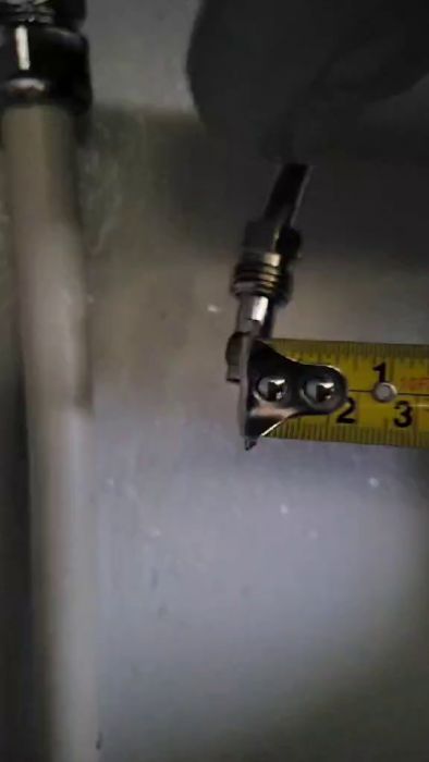 Försöker koppla in vattenslangen till det lilla röret under diskhon men det börjar läcka vid kranen. Testat olika bussningar (R20xR10 och R10xR8), men inget fungerar. Någon som har tips?