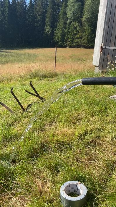 En film som visar hur jag testade brunnen genom att tejpa en cykelpumpslang till PEM-slangen. Telefonen filmade brunnslocket medan jag pumpade, och filmen visar att det bubblar rejält. Nästa steg: installera tryckströmbrytaren.