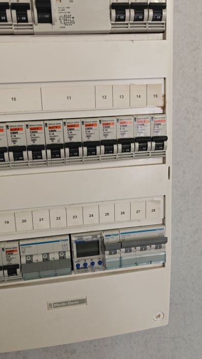 En video som visar säkringsskåpet i ett hem när det uppstår ett klickande ljud varje gång plattången används i badrummet. Borde man vara orolig för detta fenomen?