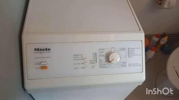 En Miele Novotronic W150F har problem med blinkande sköljningslampa och ett visslande ljud vid start. Trots rengjort filter kvarstår problemet. Någon som vet vad som kan ha hänt och hur man fixar det?