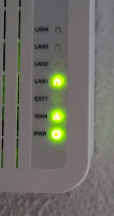 Video visar WAN-lampan på en router med Telia som operatör. Diskuteras om WAN-lampan blinkar eller lyser fast. Användbar för felsökning eller inställningar av nätverksutrustning.