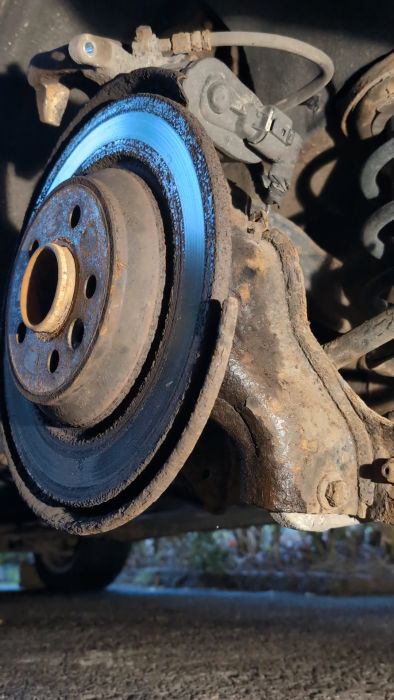 En diskussion om att byta bromsskivor och vikten av rätt verktyg. Videon visar detaljer kring slitna skivor och vanliga problem som kan uppstå under reparation.