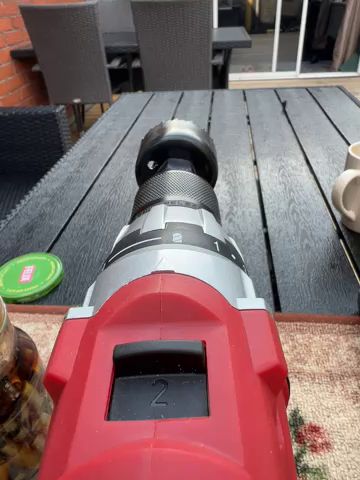 Videon visar en användares problem med att få hålsågen att sitta rakt, vilket resulterar i ojämna hål. Frågan diskuteras om hur detta kan lösas.