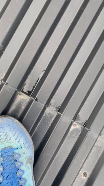 Se var vatten läcker in under plåten på vårt garagetak. Vi misstänker dålig tätning vid överlappet. Tips och råd uppskattas för att fixa läckan tillfälligt innan renovering. Videon visar en närbild av överlappet på taket.