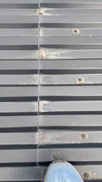 Vi har upptäckt läckage under plåttaket på vårt garage. Videon visar överlappet av plåten mitt på taket. Har någon tips på tillfällig åtgärd innan planerad renovering? Är en ny tätningsremsa tillräcklig eller är överlappet ett problem?
