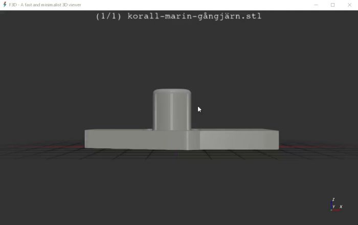 En kort film som visar designprocessen av en gångjärnsdel i ett 3D-verktyg. Delen är 2 mm tjock på det tunnaste stället och har en förlängd tapp för extra stabilitet. Filmen beskriver även justeringar som ska göras i framtiden.