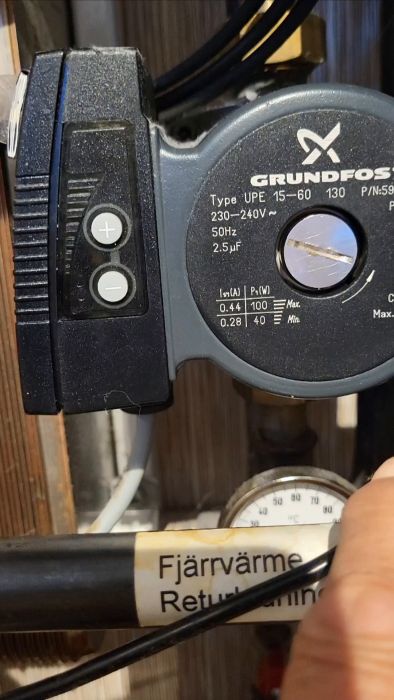 Videon visar en Grundfos UPE 15-60 cirkulationspump med blinkande lampor. Fråga om varför + och - knapparna inte fungerar och pumpen inte pumpar. Motorn är inte fastlåst och kan snurras. Hjälp sökes för att identifiera problemet.