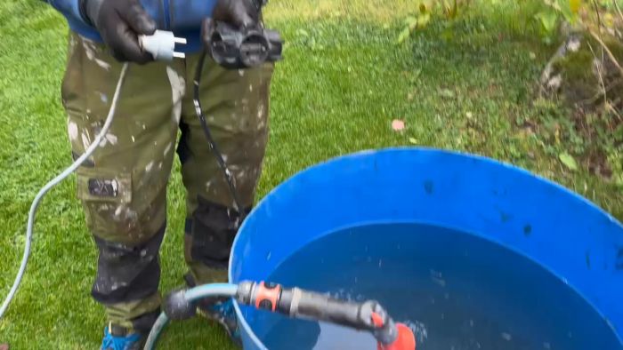 I denna video undersöker vi varför en Grundfos-pump plötsligt slutade ge vatten. Vi mäter ström vid tryckvakten, tar upp pumpen och provkör den för att se om den har någon form av mjukstart. Se hur vi felsöker och försöker lösa problemet.