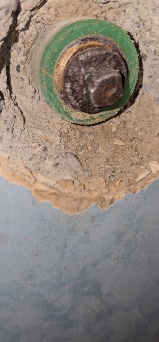 Se en metod för att få bort en fastrostad låsmutter på ett igenpluggat duschrör som inte använts. Inlägget beskriver användning av rostskyddsmedel och andra försök för att lösa problemet. Fokus ligger på att hitta ett effektivt sätt att lossa muttern.