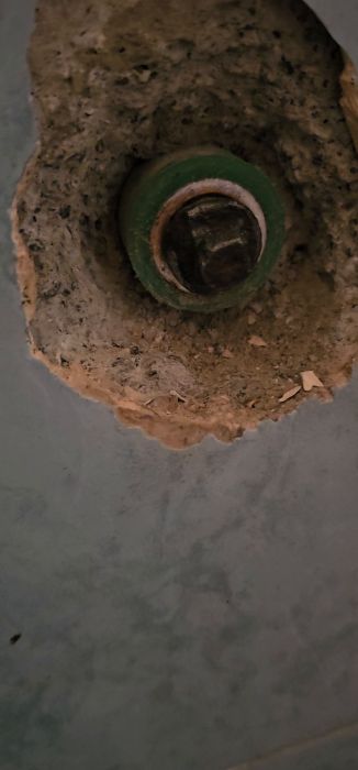 Lär dig hur du enklast får loss en rostad låsmutter på ett igenpluggat rör. Steg för steg instruktioner och tips för att använda rostskyddsmedel och verktyg på rätt sätt. Perfekt för dig som har problem med fastrostade muttrar.