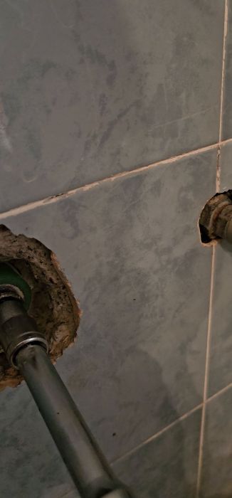 En video som visar ett problem med ett mässinghölje i en vattenledning. Röret har förlorat sitt grepp och visar tydliga tecken på slitage. Detta kan leda till läckor eller andra problem i VVS-installationen.