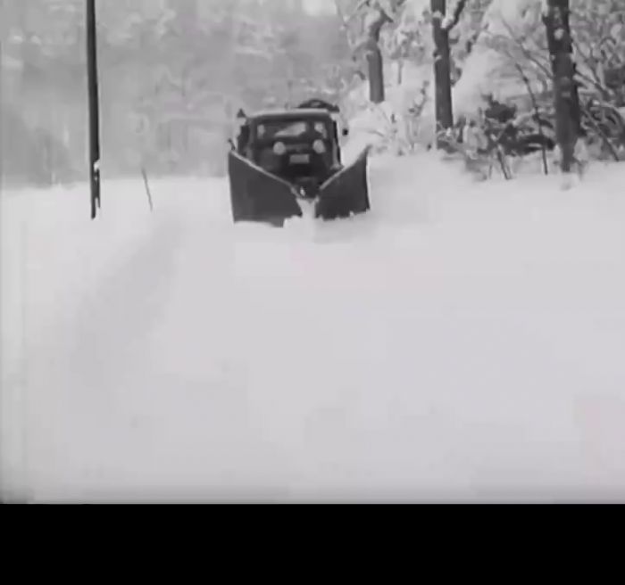 Se snöplogningen som förbereder vägen för vårt kommande byggprojekt. Vinterlandskapet städas upp för att komma ett steg närmare målet. En insats bakom kulisserna i det kommande arbetet.