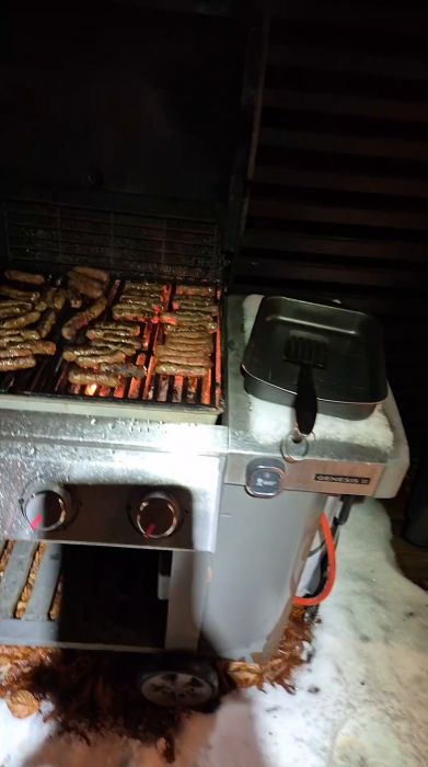 Följ med när vi grillar saftiga Cevapi över öppen låga. Lär dig de bästa tipsen för att få den perfekta grillytan och smak på dessa populära balkanrätter. Perfekt för sommarens grillfester!