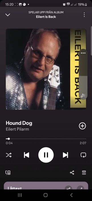 Kul version av Eilert Pilarm när han sjunger 'Hound Dog'. Upplevelsen blir extra rolig med text på skärmen. Se och skratta åt de annorlunda men underhållande textningen av denna klassiker.