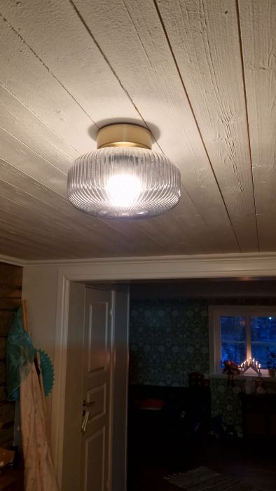 Trots att dimmern är avsedd för LED, fungerar den inte alltid. Här visas en modern dimmer och en dimbar lampa av noname-fabrikat. Det kan krävas experiment för att hitta en fungerande kombination.