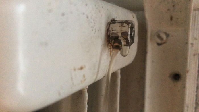 Se hur elementet i norra slingan luftas korrekt. Videon visar vattenflödet och diskuterar processen för att säkerställa att elementet är luftfritt och fungerar optimalt.