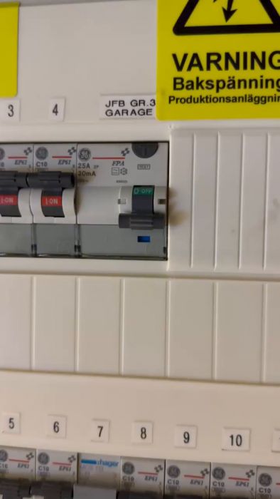 Se filmen om hur en jordfelsbrytare fastnar i off-läge och orsakar strömavbrott i garaget. Vi diskuterar möjliga orsaker, inklusive om det kan bero på själva jordfelsbrytaren eller ett fel i ledningarna. Hur löser man bäst problemet?