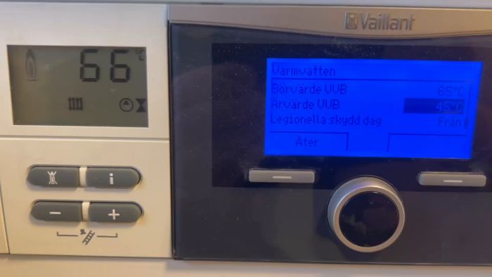 Filmen visar en Vaillant ecoCompact gaspanna där börvärdet är inställt på 65 grader, men den uppnår inte över 50 grader. Vänstra displayen visar 66 grader medan högra visar en ärvärde på 45 grader. Frågan är varför detta avvikande uppstår.