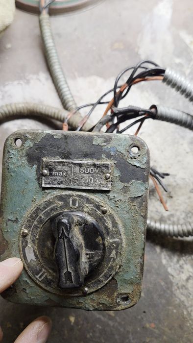 Utforska hur man kopplar en motor med två hastigheter korrekt. Lär dig om inkoppling av ledningar och kopplingspunkter som U, V, W, U1, V1 och W1 i denna detaljerade genomgång.