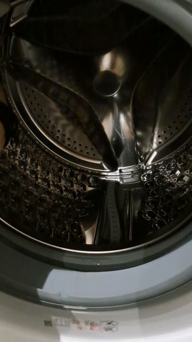 En användare har problem med sin Samsung WW10T604CLH/S4 tvättmaskin som låter högt vid centrifugering. Diskutera om det kan bero på trasiga lager och om det är värt att reparera eller köpa en ny maskin.