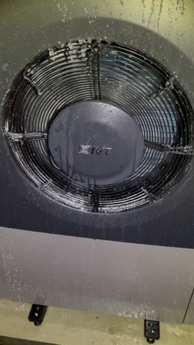 En nyinstallerad IVT luft/vatten-pump fryser igen och orsakar missljud. Trots milda förhållanden och liknande utrustning hos grannar uppstår isbildning. Videon visar problemet som ägaren står inför och söker råd från experter och firman för lösning.