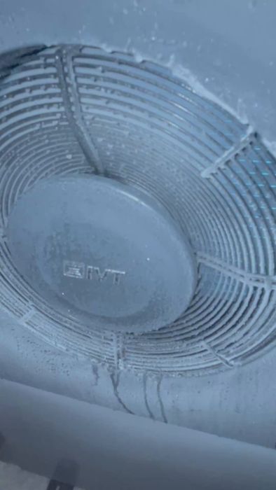 Upptäck problem med isbildning på en IVT AirX 409 luft/vattenpump. Se hur isen orsakar missljud när fläktbladen slår emot den och hör vad andra besökare föreslår för lösningar på detta återkommande problem under minusgrader.