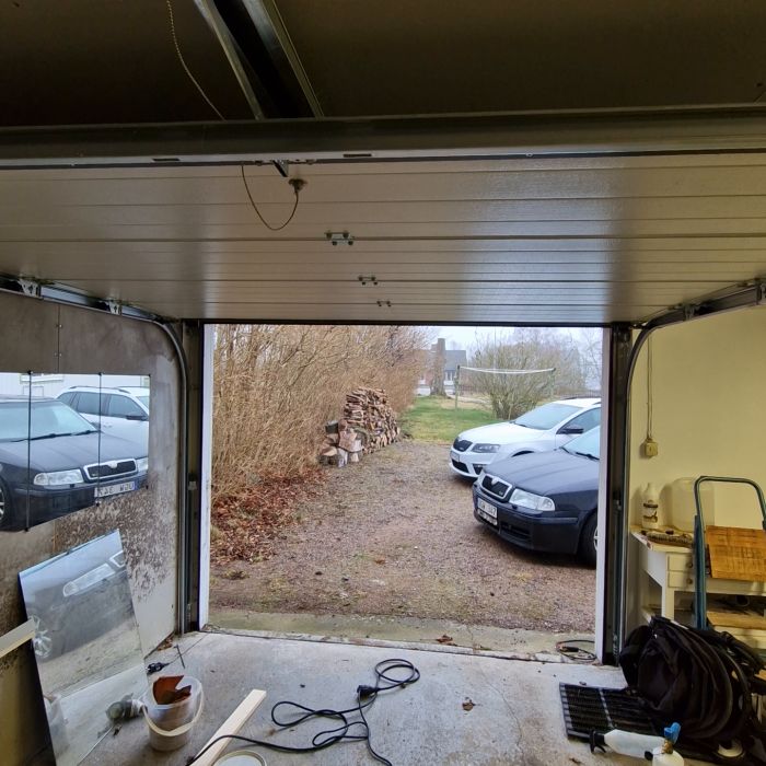 Upptäck hur en Hörmann Promatic 2 garageport kan strula vid stängning. Den verkar stanna och vända som om det finns ett hinder. Läs om tips för att felsöka sensorer och lösa detta vanliga problem.