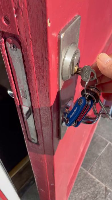 Videon visar ett problem med ett Assa Abloy 30 dörrlås där låset inte går att låsa upp utifrån med nyckeln. Det fungerar dock inifrån. Dörrlåset är cirka tre år gammalt och modellnumret är oklart. Hjälp med att identifiera och lösa problemet efterfrågas.