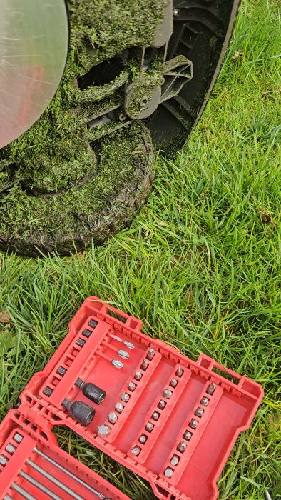 Upptäck hur nya knivar (Husqvarna Original) på en robotgräsklippare gick av inom två dagar. Diskutera huruvida detta bör hända och dela erfarenheter, särskilt när det inte finns stenar eller hårt material i klipparens arbetsområde.