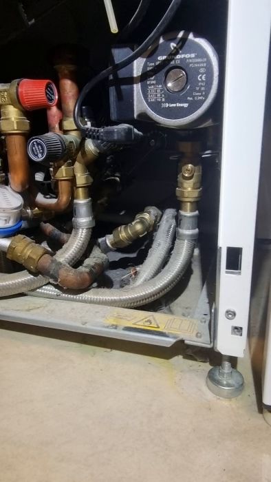 Upptäck orsaken till ljudet från Nibe F370 när kompressorn startar och stänger av. Se filmen för att få en bättre förståelse och dela dina tankar om möjliga lösningar. Inga larm indikerar problem, vad kan orsaka detta ljud?