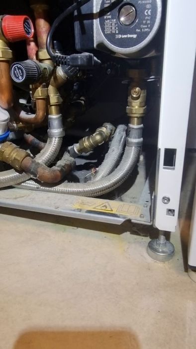 En användare upplever ett ovanligt ljud från sin Nibe F370 vid start och avstängning av kompressorn. Det finns inga larm i systemet. Kan någon identifiera problemet? Se bifogad film för mer detaljer.