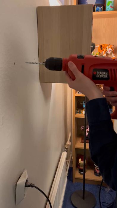 Se video där jag stöter på problem vid borrning i en källarvägg i mitt 50-tals radhus. Borrningen tar stopp vid 4 av 6 hål och låter konstigt. Undrar om det finns något hinder i väggen eller vad orsaken kan vara.