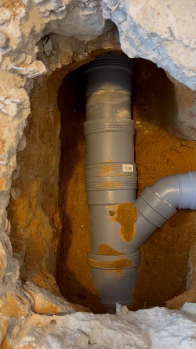 Upptäck hur vårt projekt för installation av avloppsrör utvecklas. Vi delar med oss av viktiga lärdomar och glädjer oss åt det framgångsrika resultatet. Tack för allt stöd under vägen!