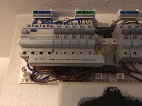 En snabb video som visar hur ett säkringskåp är organiserat. Perfekt för dig som har en Gorenje GEIT6A60WPG spis och vill förstå mer om elinstallationer i hemmet.