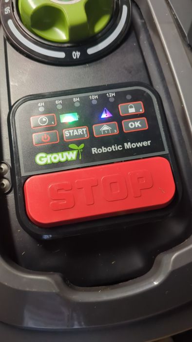 Vid användning av min Growy robotgräsklippare upptäckte jag att den inte fungerar trots fulladdat batteri. På videon visas stationens gröna ljus, men maskinen reagerar inte på strömbrytaren. Har någon haft liknande problem och kan ge råd? Använts endast i tre veckor.