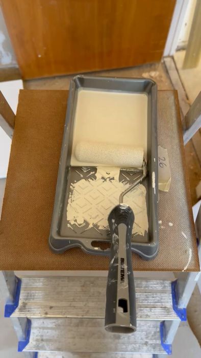 En film som visar appliceringen av Jotuns snickerifärg. Färgen köptes nyligen och demonstreras nu på en yta med hjälp av en roller. Perfekt för den som planerar ett måleriprojekt och vill veta mer om processen.