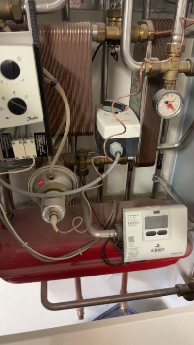 En video visar ljudet från en cirka 15 år gammal Cetetherm-enhet av Alva Laval som sporadiskt låter konstigt sedan över ett år. Behöver tips om vad som kan orsaka detta och hur man kan lösa problemet. Den som har erfarenhet av liknande situationer får gärna ge råd.