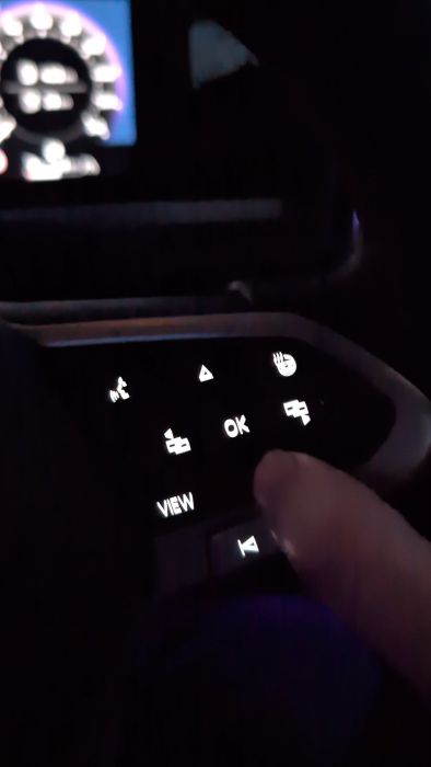 Lär dig hur du snabbt stänger av hastighetsvarnaren genom förardisplayen i detta informativa klipp. Enkla steg för att optimera din körupplevelse.