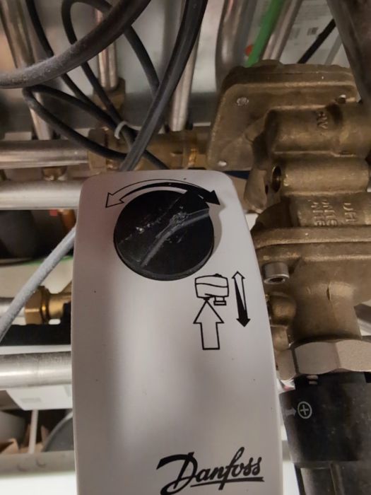 Filmen visar ett vred som trots filmen påstår snurrar konstant utan att stanna. En diskussion om vad som kan orsaka detta konstanta snurrande och hur det kan åtgärdas för att uppnå korrekt funktion av reglaget.