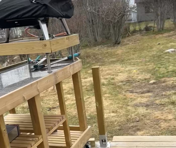 Se när hundarna Pingis och Rita reagerar på en RC-bil i trädgården. Pingis blir så uppspelt att han inte kan låta bilen vara, medan Rita istället jagar Pingis. Roligt kaos uppstår i trädgården när leksaken startar.