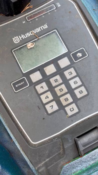 Robotgräsklipparen fungerade förra säsongen men startar inte efter vinterförvaring. Skärmen visar 'Inga meddelanden' och Automower-loggan innan den slocknar. Sök råd och tips för felsökning och reparation av detta problem.