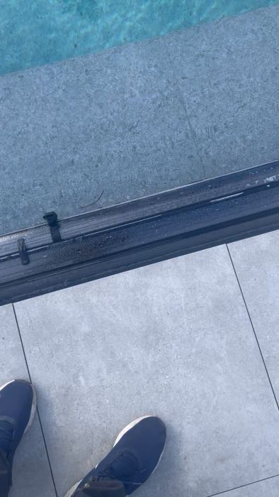 Se hur poolens ventil stängs, vilket omdirigerar vattencirkulationen genom utloppen under bänken. Detta illustrerar en effektiv metod för att hantera vattenflödet i din pool.