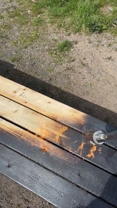 I denna video visas processen att bränna trä med en gasolbrännare. Denna teknik, även kallad Shou Sugi Ban, används för att skapa en hållbar och motståndskraftig yta på träplankor vilket kan ta en del tid beroende på storlek och design.