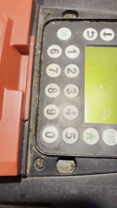 Upptäck hur en robot inte kommer förbi startsekvensen när strömknappen trycks på. Displayen startar men ger ingen vidare respons. Finns det en lösning på detta mjukvaruproblem? Se video för detaljerad beskrivning.