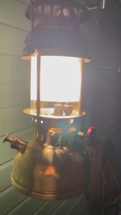 Se hur denna antika fotogenlampa restaureras för att användas på sensommarkvällar i en mahognybåt. Efter putsning och reparation av läckor lyser lampan klart och redo för nya äventyr på bryggan.