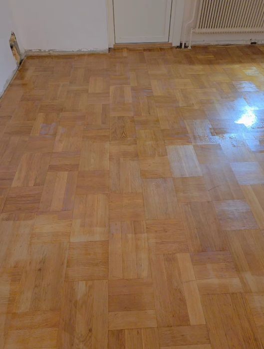 En användare undrar varför deras nyinstallerade parkettgolv har oönskade förändringar i ytan. Videon visar exempel på golvet med synliga märken och fläckar. Kan någon ge råd om vad som kan ha orsakat detta och hur det kan åtgärdas?