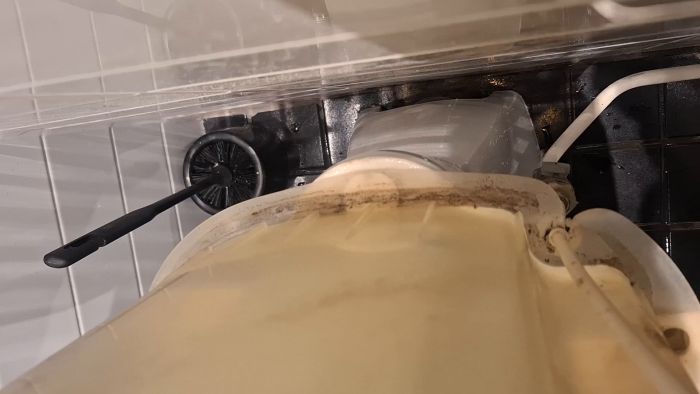 En video som visar problem med en gammal IFÖ-toalett där cisternfästena har spruckit, vilket orsakar läckage vid spolning. Diskutera möjliga orsaker och lösningar för att åtgärda problemet.