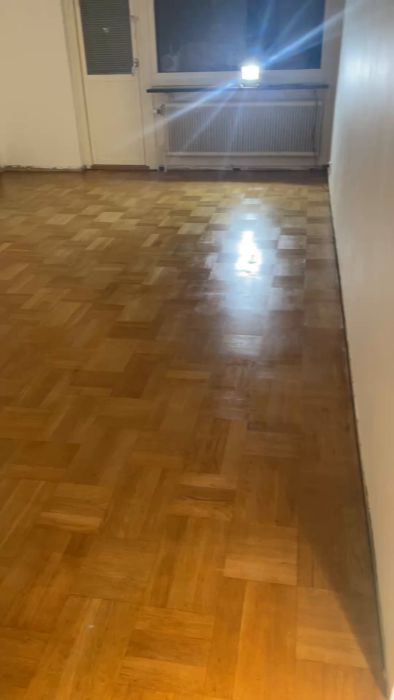 Titta på resultatet efter att golvet har torkat. Det ser nu fantastiskt ut med en jämn och blank yta. Perfekt exempel på ett lyckat projekt för att förbättra ditt hem.